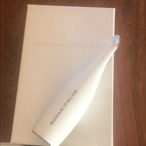 Rodan and fields pore cleansing tool